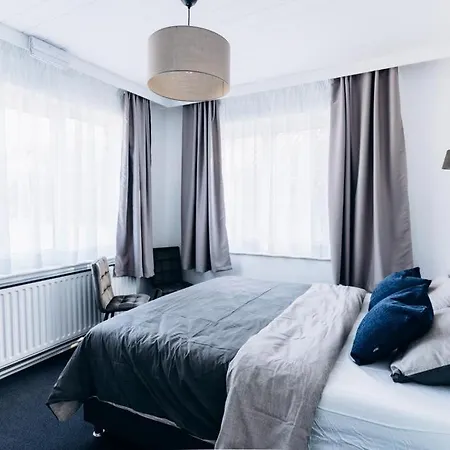 Atomihotel: Contemporary Comfort Steps From The Atomium! *